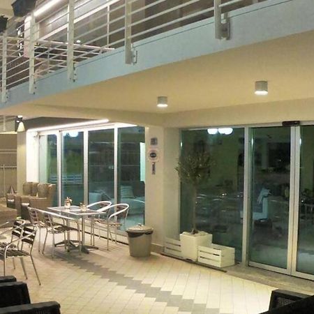 Hotel Half Moon Airport Restaurant Римини Экстерьер фото