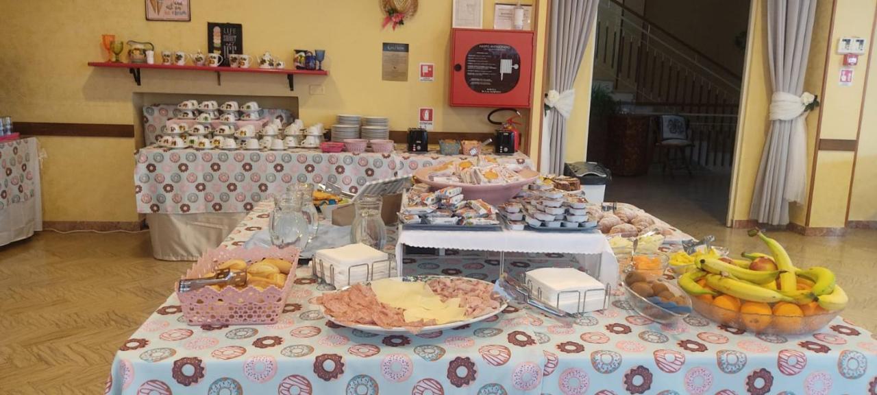 Hotel Half Moon Airport Restaurant Римини Экстерьер фото