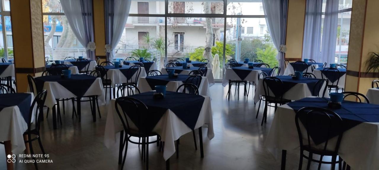 Hotel Half Moon Airport Restaurant Римини Экстерьер фото