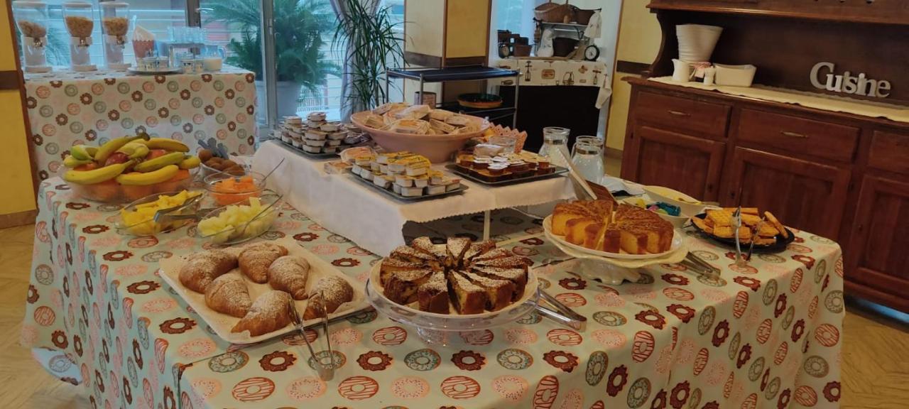 Hotel Half Moon Airport Restaurant Римини Экстерьер фото