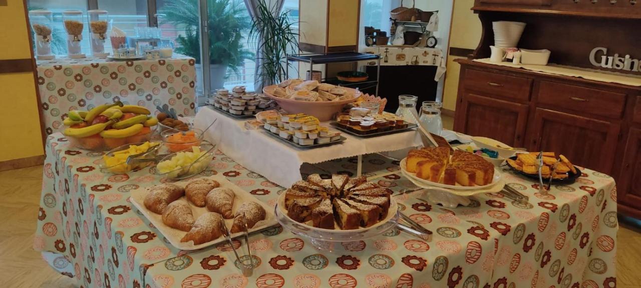 Hotel Half Moon Airport Restaurant Римини Экстерьер фото