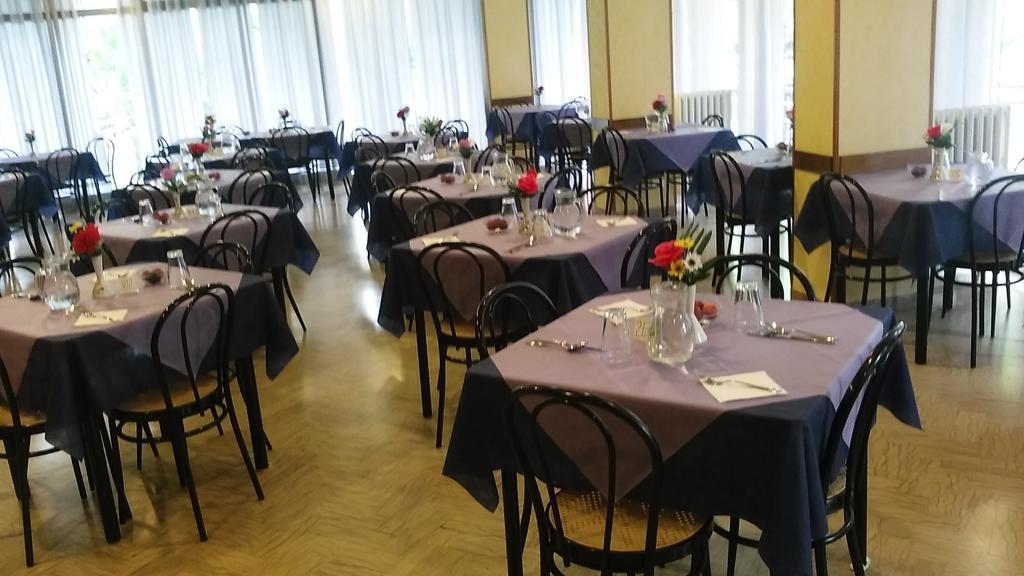 Hotel Half Moon Airport Restaurant Римини Экстерьер фото