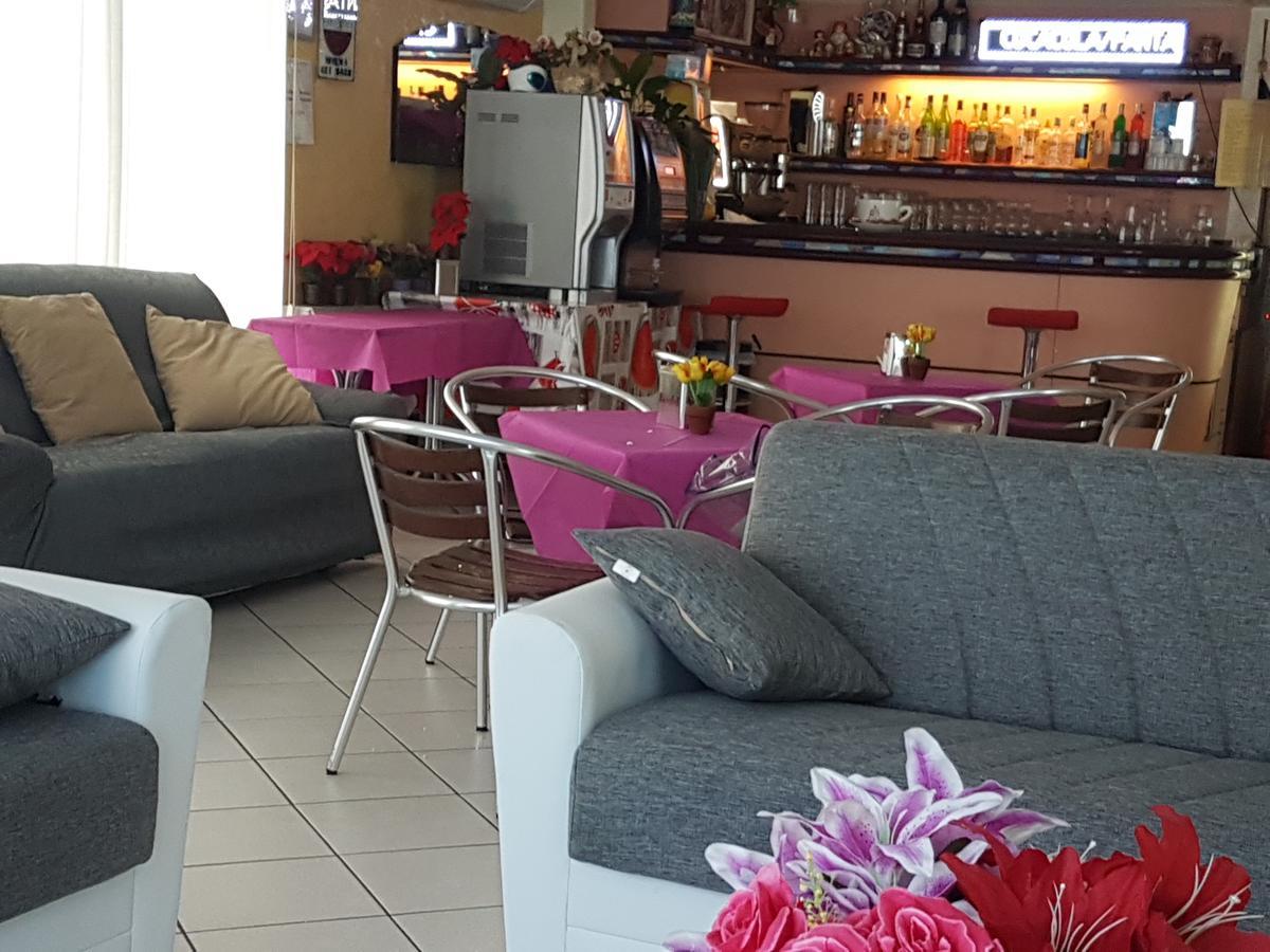 Hotel Half Moon Airport Restaurant Римини Экстерьер фото